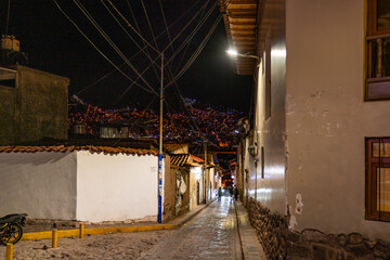 Deutsch

Titel: Eine schmale Kopfsteingasse in Cusco bei Nacht, die eine warme und geheimnisvolle...