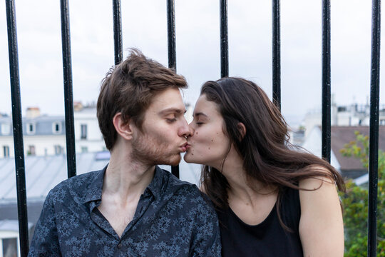 France, Paris, young couple kissing in the district Montmartre