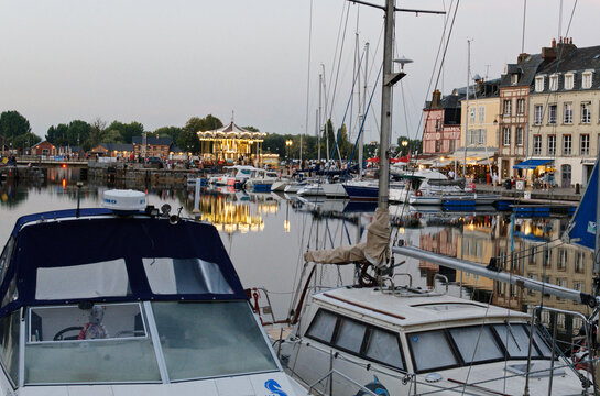 port de honfleur, dans le d&eacute;partement du Calvados, en r&eacute;gion Normandie