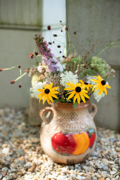 Bunter Blumenstrau&szlig; in einer Vase