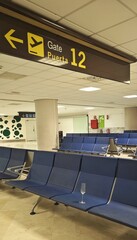 Copa de champán en una butaca de la sala de espera de un aeropuerto 