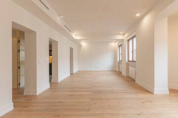 Large social space with double circulation, a tempered glass curtain wall, and a visually integrated outdoor terrace