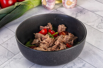 Salad with canned tuna and spinach