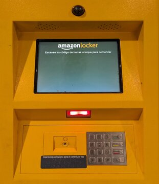 Vista de cerca de la pantalla t&aacute;ctil y panel de control de acceso a los buzones de un punto de recogida de pedidos online de Amazon Lockers