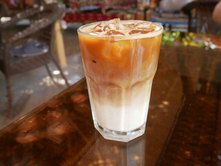 氷の入ったアイスミルクコーヒー(カフェラテ)