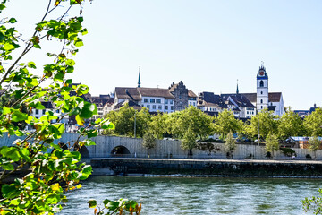 Aarau, Stadtkirche, Aare, Fluss,  Brücke, Uferweg, Aareufer, Kirche, Altstadt, Altstadthäuser, Stadt, Sommer, Sommertag, Aargau, Schweiz © bill_17