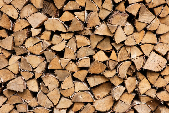 A pile of wood logs with a lot of different sizes