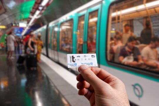 Ticket t+ de &icirc;ledeFrance mobilit&eacute;s tenu en main	