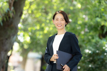 女性　ポートレート　新緑　ビジネス