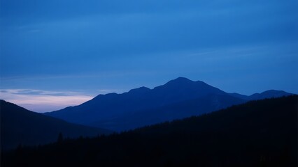 Obraz premium Silhouetted Mountain Range at Dusk