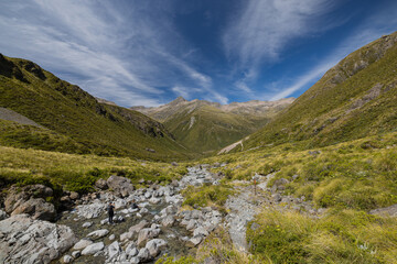 ニュージーランド　アーサーズ・パス国立公園のオティラ・バレー・トラックから見えるテンプル山