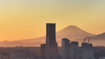 現代都市と富士山のドローン空撮