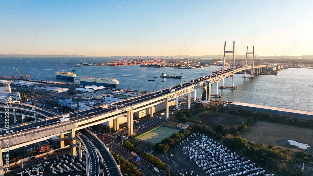 Poster 橋、交通、道路、ドローン、景色、ブリッジ、吊り橋、橋梁、夕焼け、夕暮れ、夜明け、船舶、湾岸、港湾、都市、俯瞰、展望、パノラマ、ハイアングル、鳥瞰図、景観、上から見た、見下ろす、風景、社会、現代、都会、