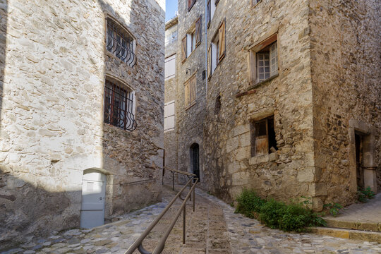 Fototapeta Narrow street in Entrevaux medieval village, Provence, France