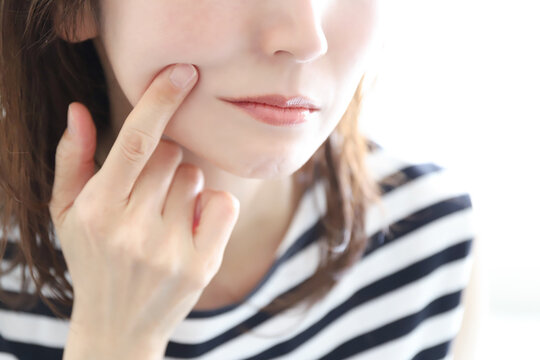 肌荒れを気にする女性　スキンケア