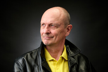 Obraz premium Portrait of a senior man in a vintage Harcourt style lighting