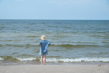 kobieta na plaży patrzy się na morze