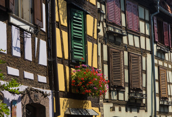  façade de maison typique ancienne à colombages de couleur en Alsace