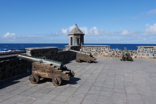 Kanonen auf der Seefestung von Puerto de La Cruz auf Teneriffa