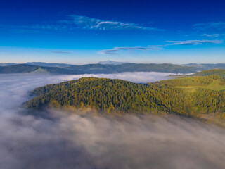 Lot nad Doliną Popradu w Miliku z mgłami wczesną jesienią.