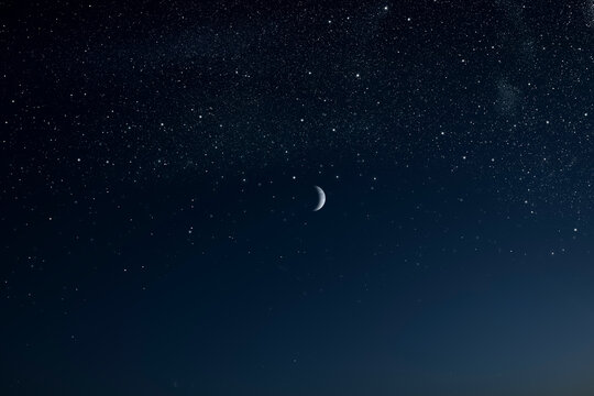 Milchstrasse am Nachthimmel mit Mond