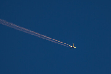 Samolot nad Muszyną jesienią.