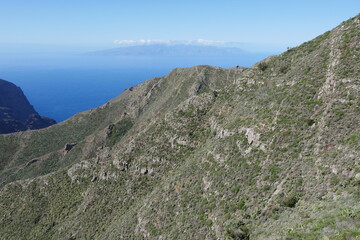 Tenogebirge bei Masca auf Teneriffa und La Gomera am Horizont