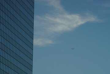 Skyscraper and airplane in blue sky (青空の高層ビルと飛行機)