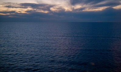 Horizon in the middle of the ocean