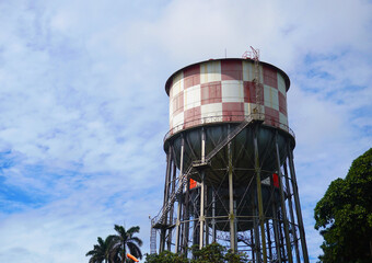 Tanque elevado de almacenamiento para agua potable como suministro de las casas, Colón, Panamá