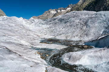 Eis und Schmelzwasser auf dem Gro&szlig;en Aletschgletscher