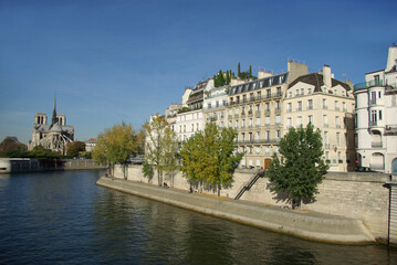 Fototapeta premium Quais de la Seine en été à Paris. France