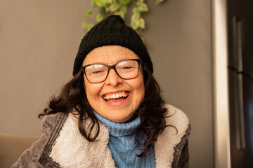 retrato de mulher madura sorridente em dia frio de inverno
