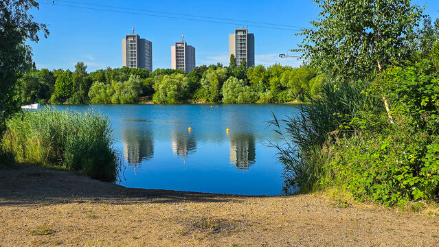 Kiesgrube Leuben Dresden See mit Spiegelung und Hochh&auml;usern im Sommer