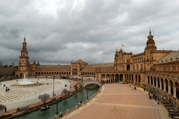 Fototapeta premium Panoramic View of the Boating Lake and Fountain at the Plaza de Espana in Seville