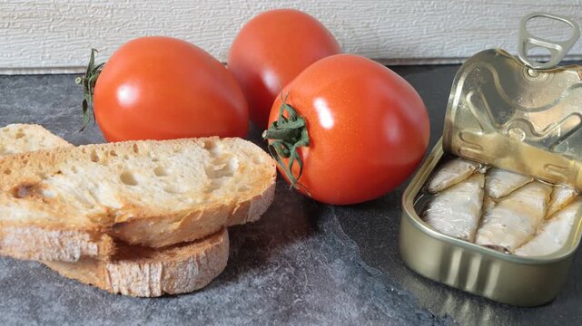 conserva lata sardinas tomate pan tostado 