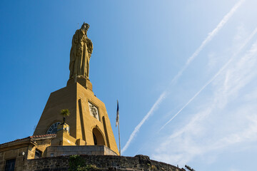 Fototapeta premium Sacred Heart of Jesus (Cristo de la Mota) at the Top of Mount Urgull and Castillo de la Mota