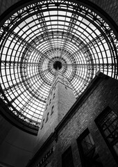 Naklejka premium Black and White Photo of a Building with a Dome Ceiling