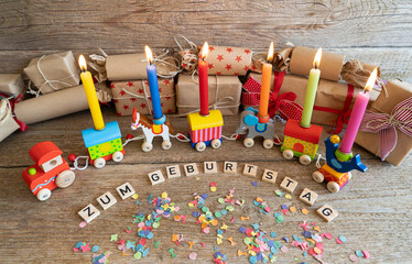 Ein Holzzug mit Kerzen zum Geburtstag. 