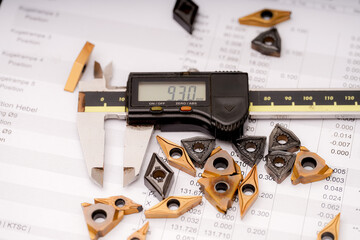 Precision measurement of cutting tools on a workplace setup with documentation in focus