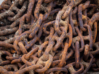 Cadenas de ancla de barco oxidadas con textura de corrosión marina