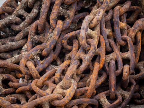 Cadenas  de ancla de barco oxidadas con textura de corrosi&oacute;n marina