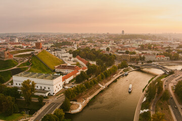 Obraz premium Scenic aerial view of Vilnius Old Town and Neris river at nightfall. Sunset landscape.