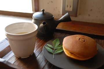 湯気立つお茶とどら焼きの癒しの時間