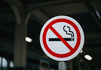 駅構内で際立つ禁煙標識が鮮やかに掲示されている