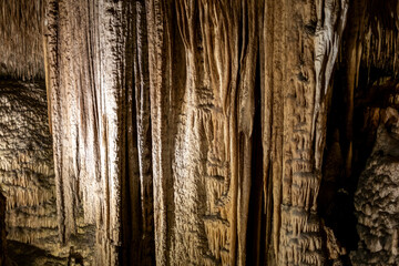 Obraz premium Majestic stalactites and stalagmites inside a dramatic limestone cave