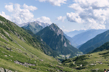 Obraz premium Panorama der Schweizer Alpen mit saftigen Almwiesen und schroffen Felsformationen im Sommer