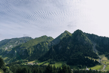 Idyllisches Bergdorf in den Schweizer Alpen unter einem spektakulären Altocumulus Wellenwolken-Himmel im Val Blenio © Kleger photography