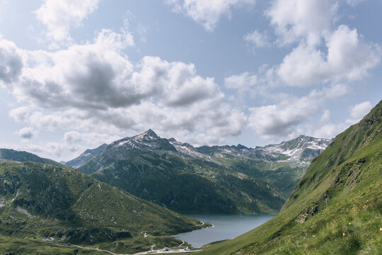 Blick auf die Gebirgskette der Schweizer Berge unter blauem Sommerhimmel