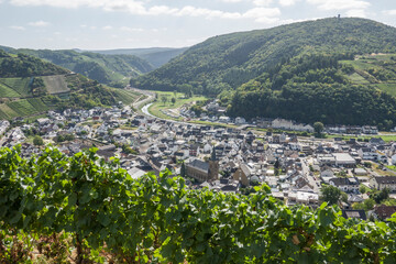 Blick vom Ahrgebirge auf Dernau und das Ahrtal